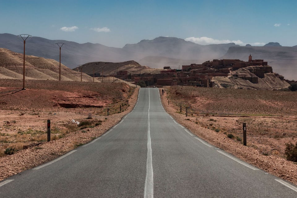 Une route marocaine menant au désert
