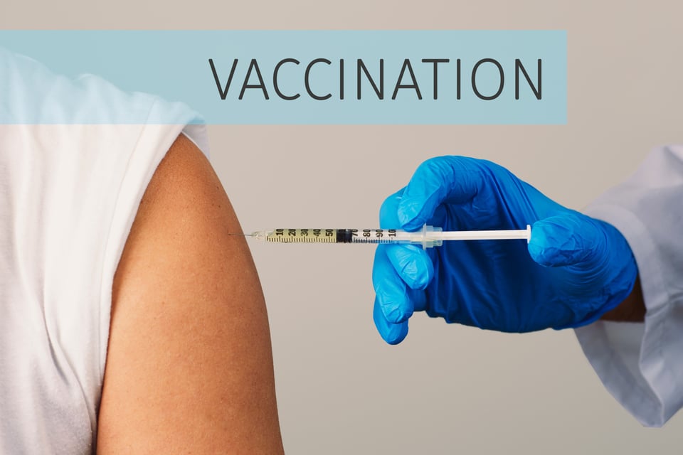 Infirmière administrant un vaccin